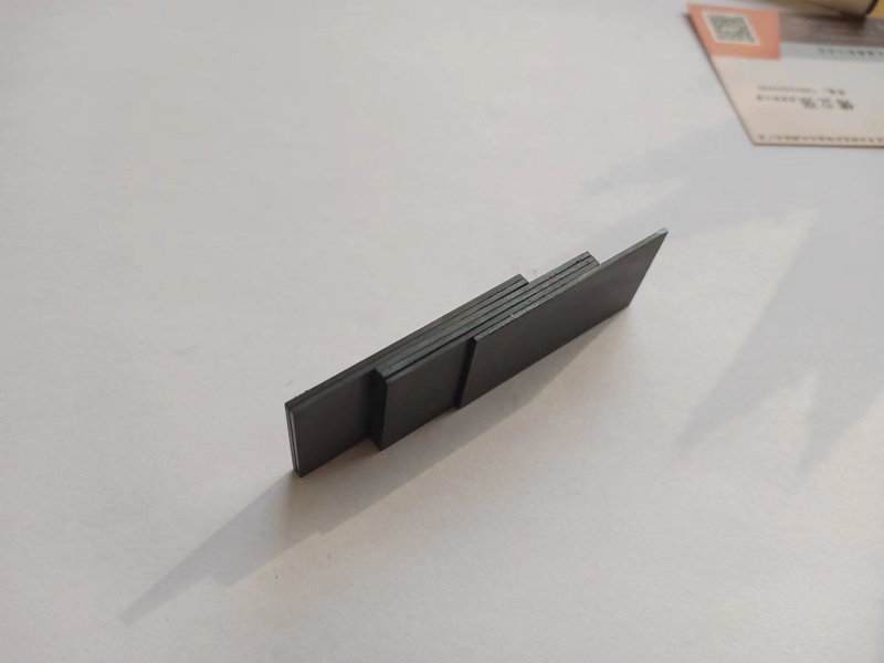 厚度小于1mm铁氧体矩形磁铁 40x20x0.65mm
